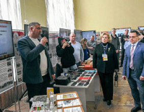 Уникальная продукция балаковской фирмы привлекла внимание министра и журналистов